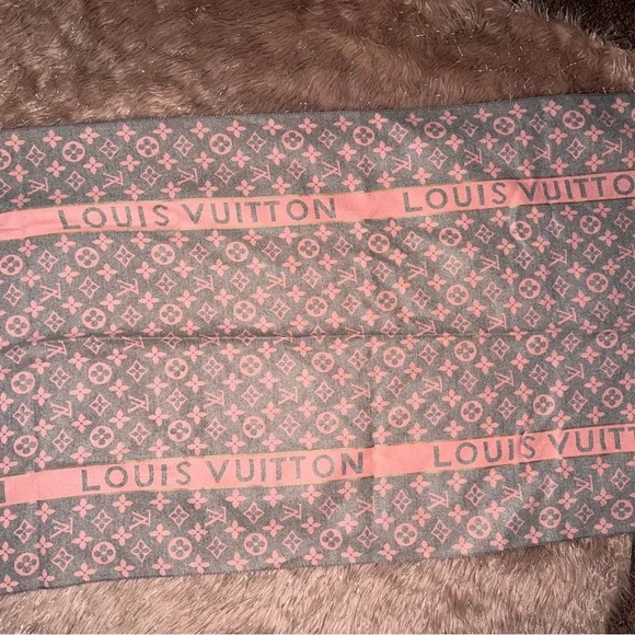 New Pink and Gray LV shawl/Scarf/wrap - Picture 4 of 4
